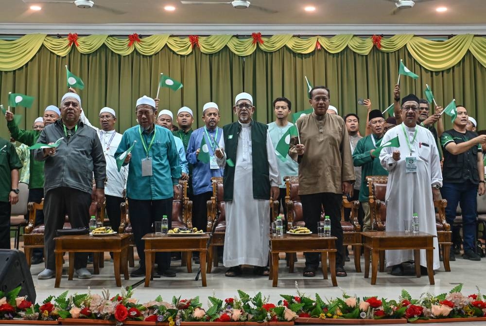 Presiden Pas, Tan Sri Abdul Hadi Awang (tengah) bersama kepimpinan Pas dan calon semasa hadir pada pengumuman keputusan PRN di Dewan Tok Guru, Rusila pada malam, Sabtu. - Foto Bernama