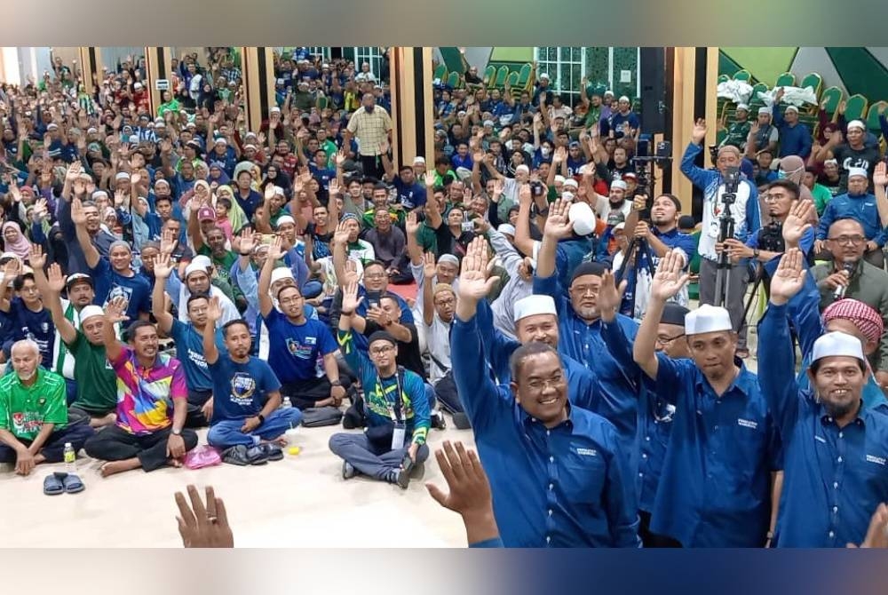 Muhammad Sanusi bersama penyokong PN di Kompleks Pas selepas keputusan PRN diumumkan.