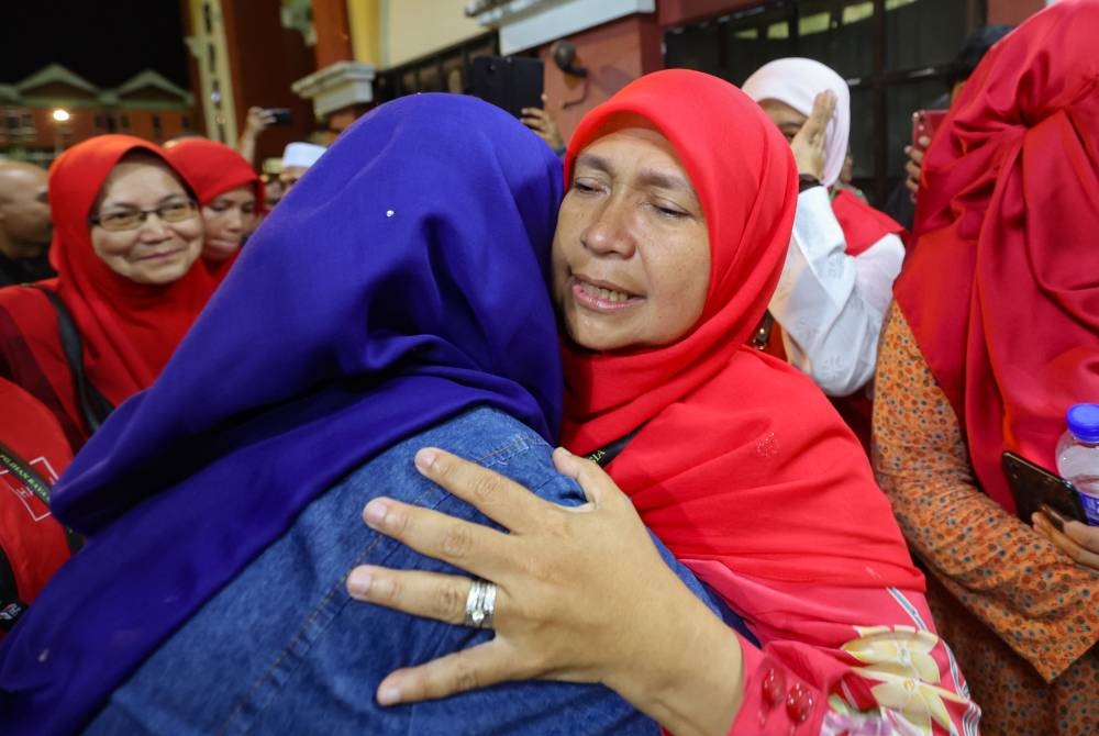 Calon Pakatan Harapan bagi DUN N09 Kota Lama, Dr Hafidzah Mustakim (kanan) menewaskan tiga calon lain pada Keputusan Pilihan Raya Negeri (PRN) Kelantan di Dewan Jubli Perak Majlis Perbandaran Kota Bharu pada malam, Sabtu. - Foto Bernama