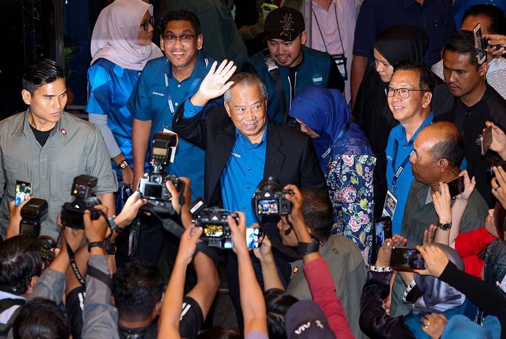 Muhyiddin ketika hadir bagi menunggu keputusan rasmi pada PRN enam negeri di sebuah hotel di Shah Alam pada malam, Sabtu.