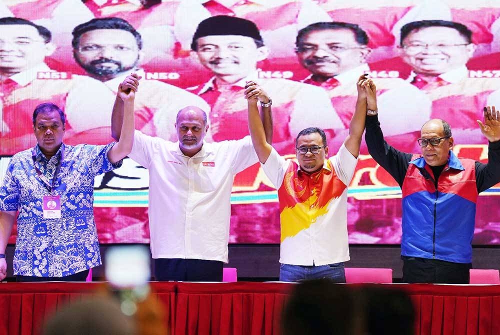 Dari kiri: Johan, Gobind, Amirudin dan Izham pada majlis pengumuman keputusan PRN Selangor di sebuah hotel di Klang malam Sabtu.