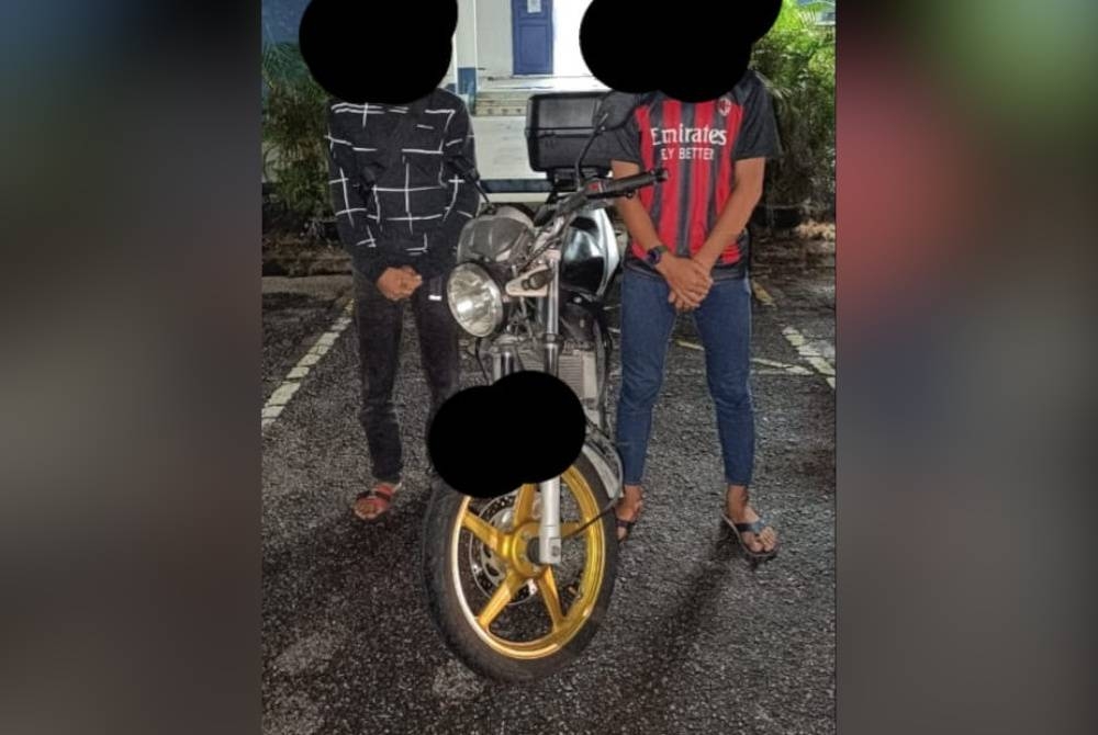 Dua lelaki ditahan bersama motosikal yang dirampas dalam Ops Samseng Jalanan di Kota Masai, Johor Bahru. - Foto Facebook IPD Seri Alam