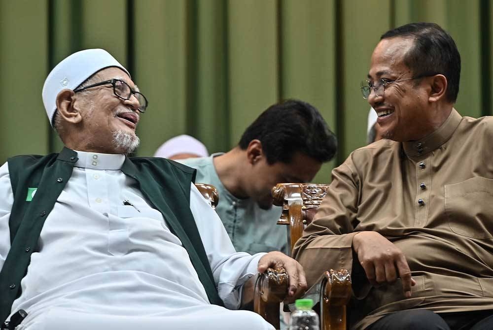 Ahmad Samsuri (kanan) bersama Presiden Pas, Tan Sri Abdul Hadi Awang (kiri) semasa hadir pada pengumuman keputusan PRN di Dewan Tok Guru, Rusila malam Sabtu.
--fotoBERNAMA (2023) HAK CIPTA TERPELIHARA