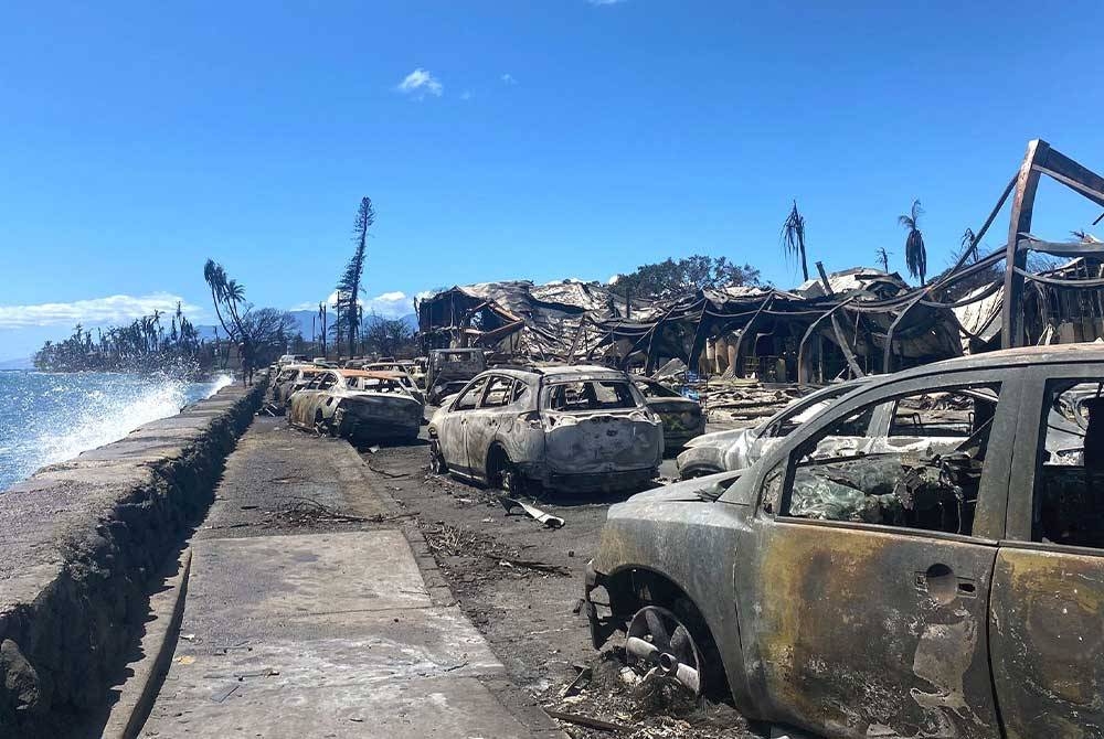 Keadaan kereta yang terbakar dan bangunan yang musnah selepas kebakaran hutan di Lahaina, barat Maui, Hawaii pada Jumaat. - Foto AFP