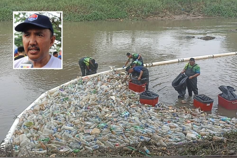 Kerja-kerja pembesihan Sungai Skudai sempena program Johor Bersih, pada Ahad. (Gambar kecil: Mohd Jafni)