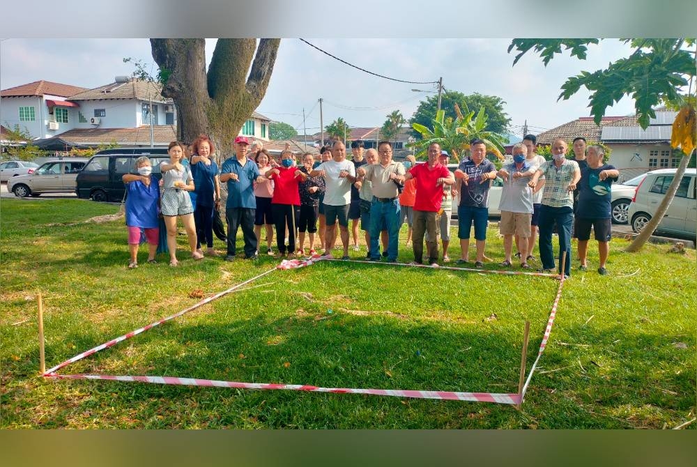 Penduduk menunjukkan lokasi pembinaan menara telekomunikasi yang didakwa sudah diluluskan tanpa persetujuan mereka.