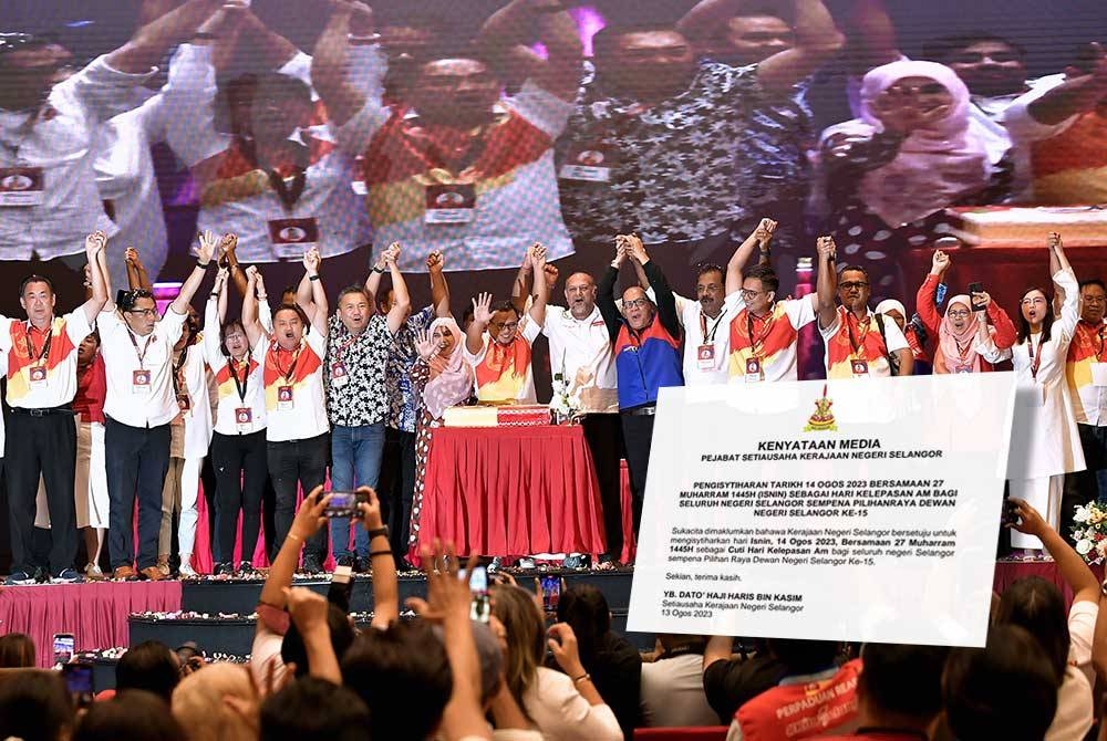 Pemimpin PH dan BN Selangor meraikan kemenangan dalam PRN Selangor. (Gambar kecil: Pengisytiharan Isnin cuti kelepasan am Selangor.)