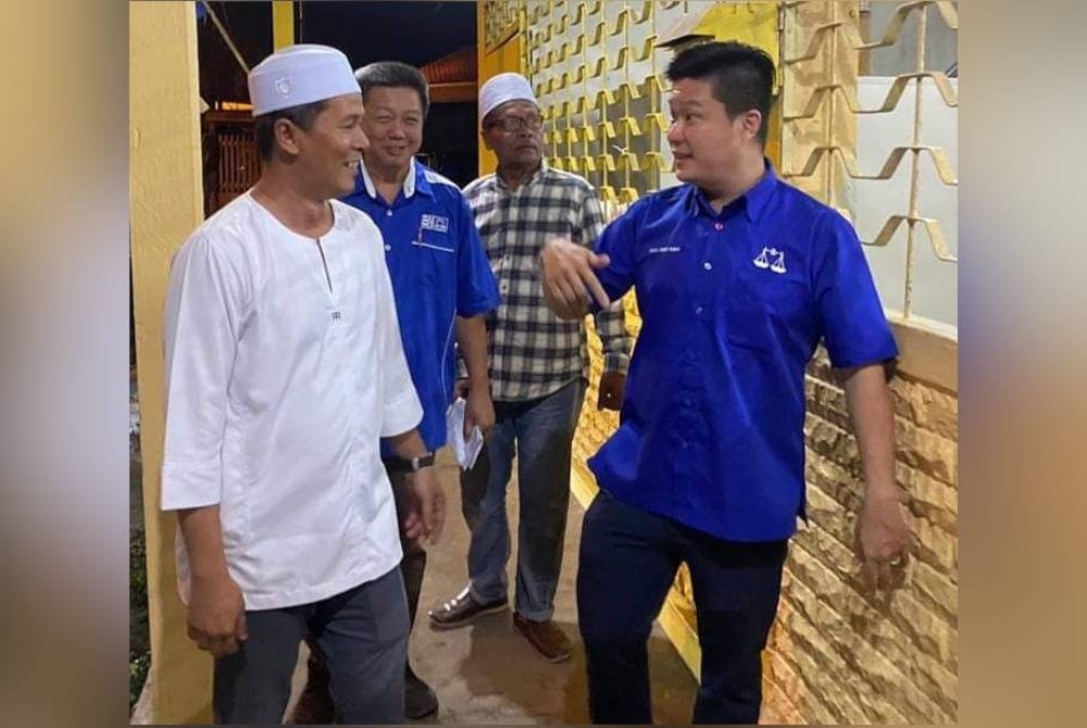 Hock Kuan (kanan) semasa turun padang memberi sokongan kepada calon BN DUN Kelaboran baru-baru ini. - Foto FB Chua Hock Kuan