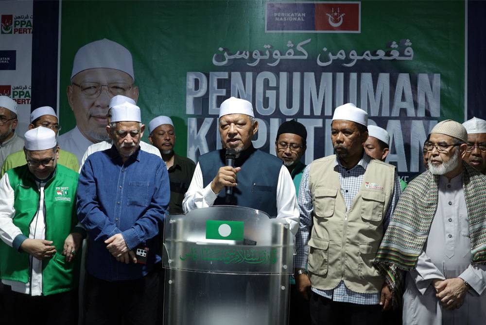 Ahmad (tengah) berucap pada Majlis Pengumuman Kemenangan Parti Pas sempena PRN Kelantan di Pejabat Penerangan negeri pada malam, Sabtu. - Foto Bernama