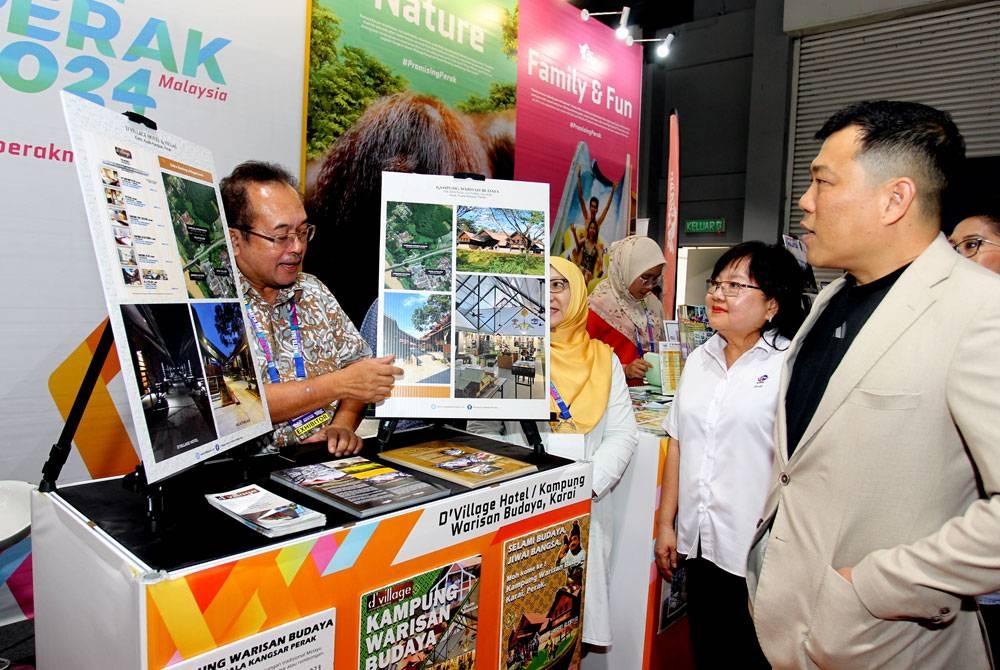 Sze Yee (kanan) melawat reruai pameran selepas merasmikan Pameran Persatuan Ejen Pelancongan dan Pengembaraan Malaysia (MATTA Fair) Perak kali ke-31 di Pusat Konvensyen Ipoh (ICC). - Foto Bernama