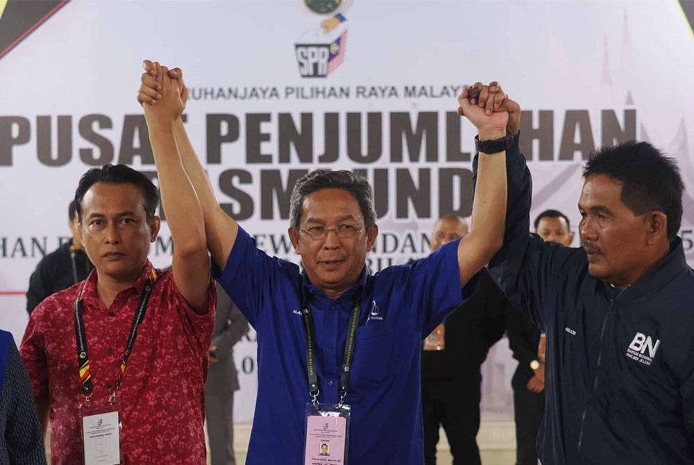 Jalaluddin (tengah) menang di DUN Pertang.