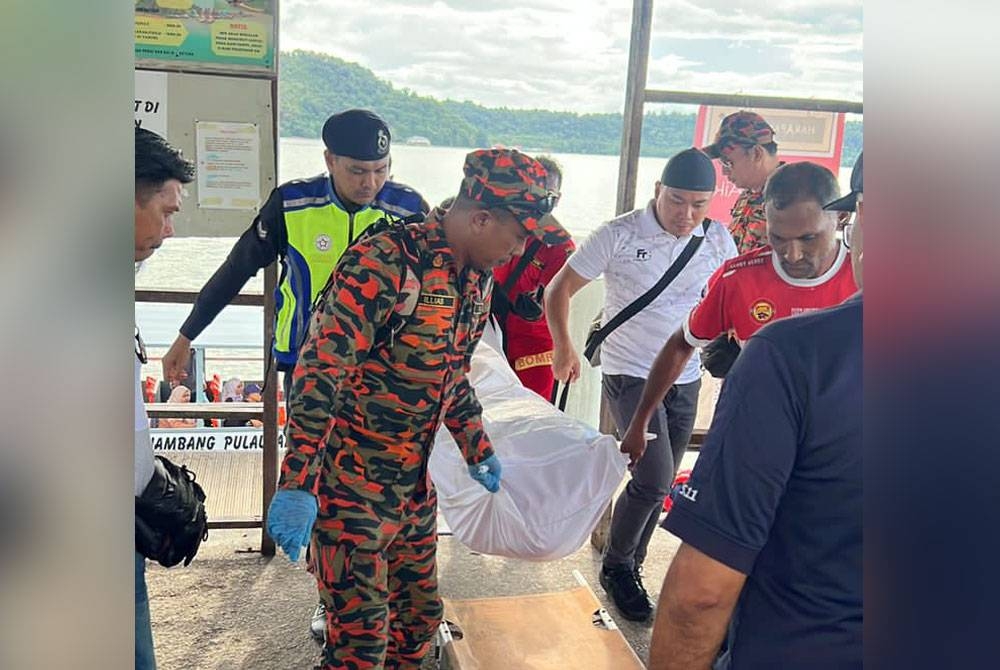 Mayat mangsa dibawa ke Jeti Batu Musang untuk diserahkan kepada polis bagi tindakan lanjut.