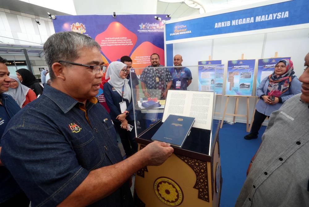 Menteri Perpaduan Negara, Datuk Aaron Ago Dagang melakukan lawatan reruai selepas merasmikan Peluncuran Eksplorasi Rukun Negara di MyTown Shopping Centre. - Foto Bernama