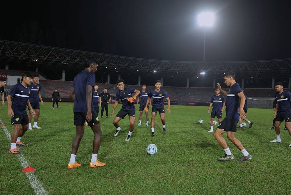 Elavarasa memantau skuad B-23 yang menjalani latihan sempena persiapan temasya Piala Persekutuan Bola Sepak Asean (AFF) 2023 di Stadium Bola Sepak Kuala Lumpur hari ini. - Foto Bernama