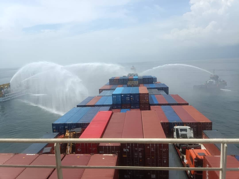 Operasi pemadaman kebakaran di kapal MV KMTC Shenzhen di Pelabuhan Klang yang memasuki hari kedua pada Ahad masih dijalankan.