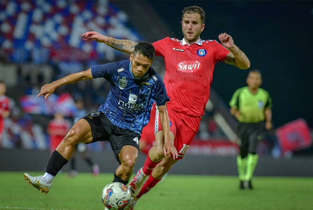 Pemain KL City, Kamal Azizi berusaha mengekang kemaraan Sabah, Telmo Castanheira dalam aksi Liga Super di Stadium Likas pada Ahad. - Foto Sabah Football Club