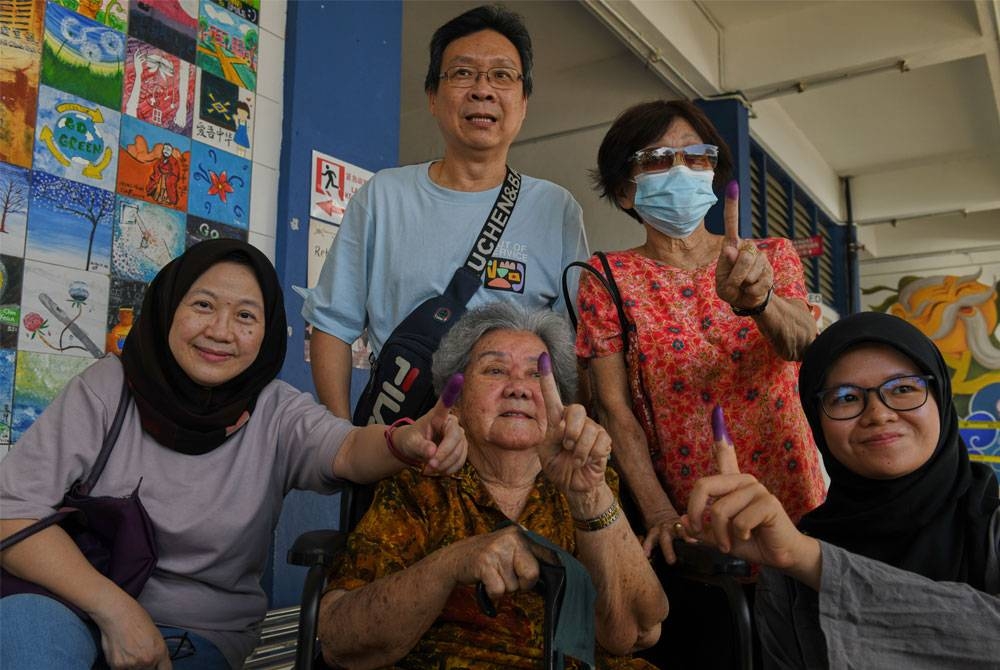 Pengundi pelbagai peringkat umur sudah menunaikan tanggungjawab mereka pada Sabtu, kini giliran YB pula mencurahkan khidmat buat pengundi mereka di kawasan masing-masing. Gambar hiasan Foto: Bernama