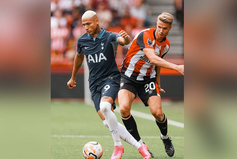 Antara aksi menarik Tottenham Hotspur menentang Brentford dalam perlawanan di Stadium Likas pada Ahad. - FOTO: AGENSI