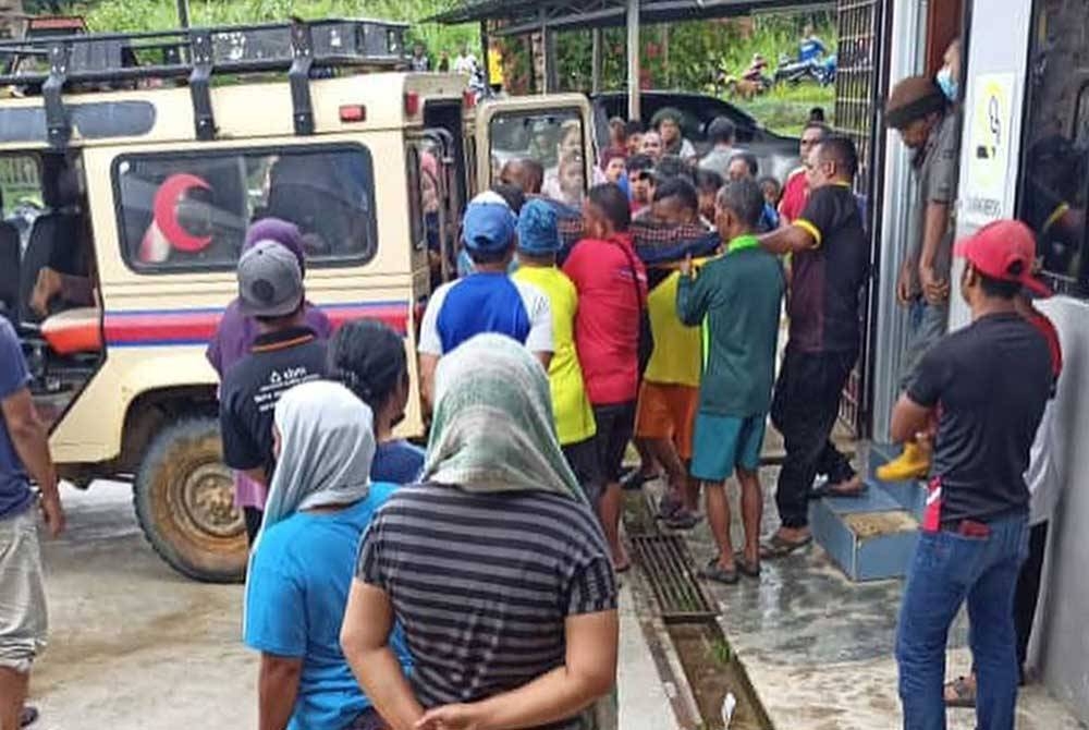 Mayat mangsa dibawa ke Hospital Gerik untuk dibedah siasat. - Foto JPKKOA Pos Kemar