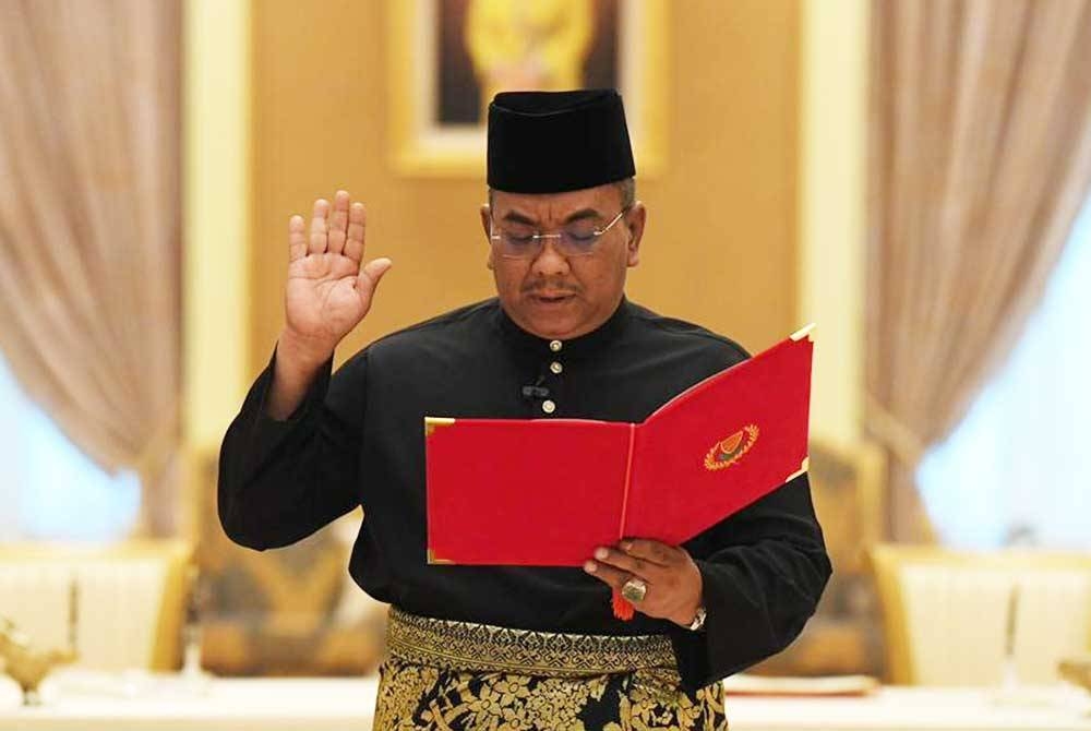 ADUN Jeneri, Datuk Seri Muhammad Sanusi Md Nor selesai mengangkat sumpah sebagai Menteri Besar Kedah di Istana Anak Bukit, Alor Setar, pada Isnin. - Foto Bernama