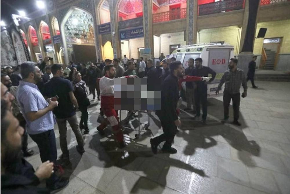 Sekurang-kurangnya empat orang terbunuh selepas dua lelaki bersenjata menyerang masjid Shah Cheragh di Shiraz. - Foto AFP