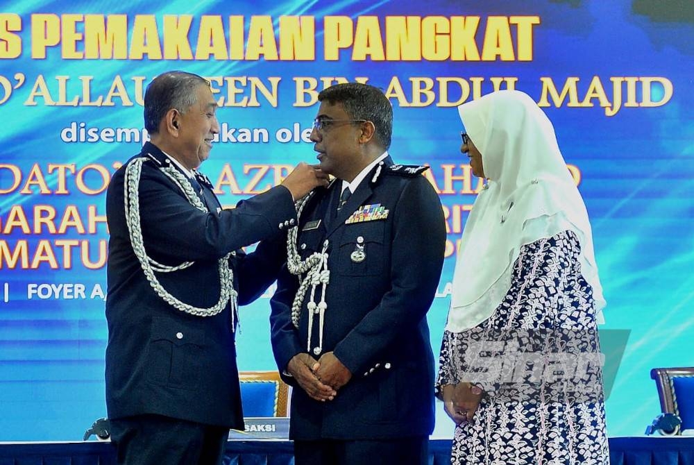 Azri (kiri) memakaikan pangkat pada Allaudeen yang dilantik sebagai Ketua Polis Kuala Lumpur baharu. - FOTO SINAR HARIAN/ASRIL ASWANDI SHUKOR