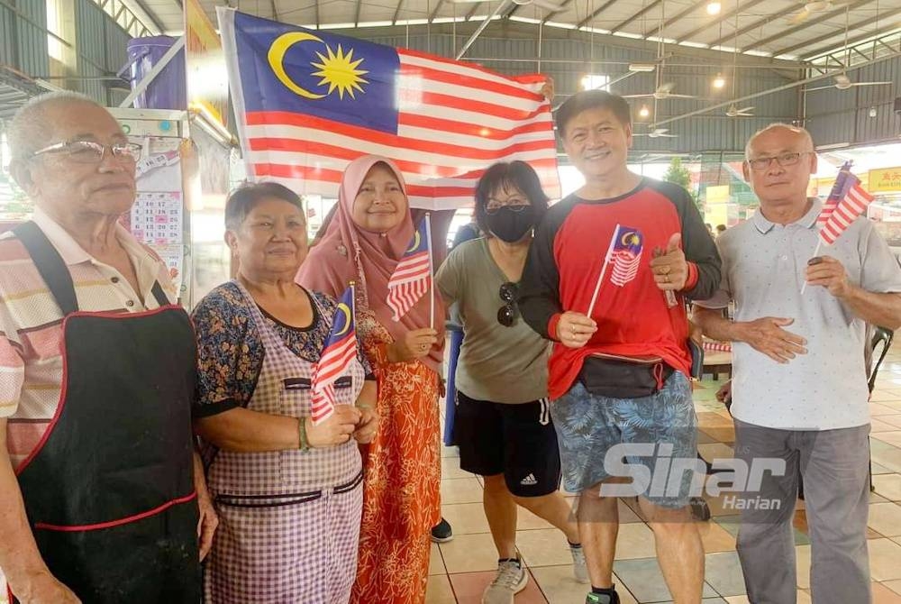 Dr Hafidzah (tiga dari kiri) bertemu pengundi sebagai tanda ucapan terima kasih selepas memenangi kerusi DUN Kota Lama pada Isnin.