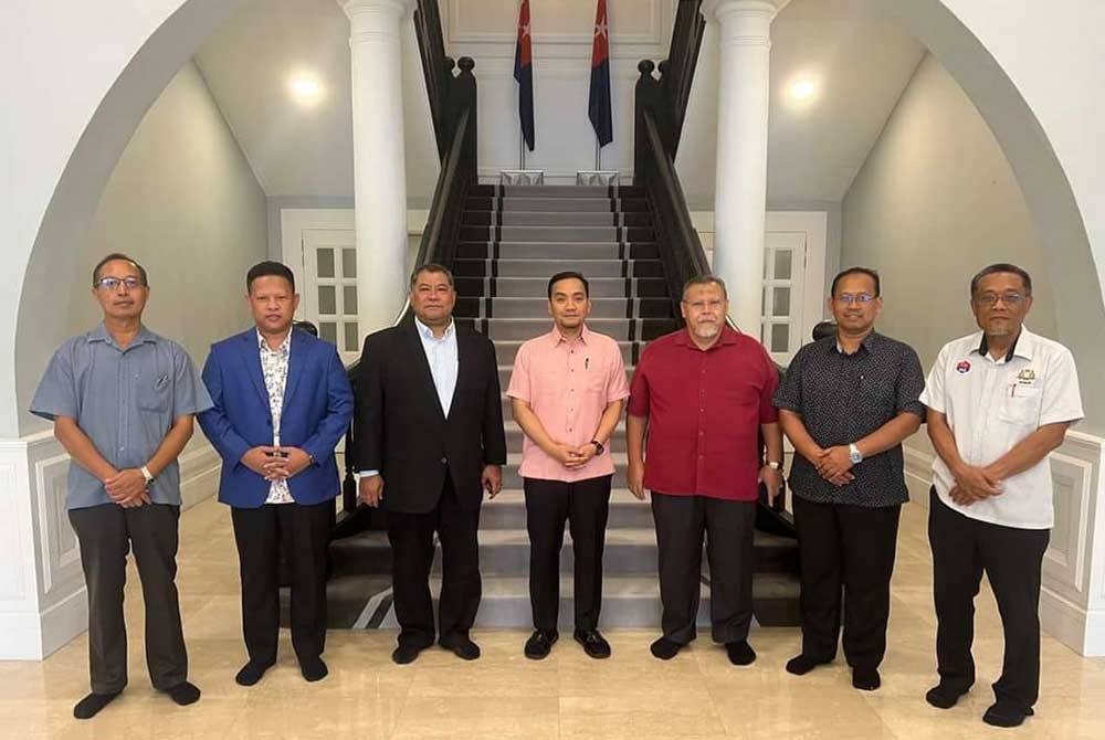 Pertemuan Onn Hafiz ( tengah) bersama kepimpinan Amanah Johor di kediaman rasmi Menteri Besar di Saujana.