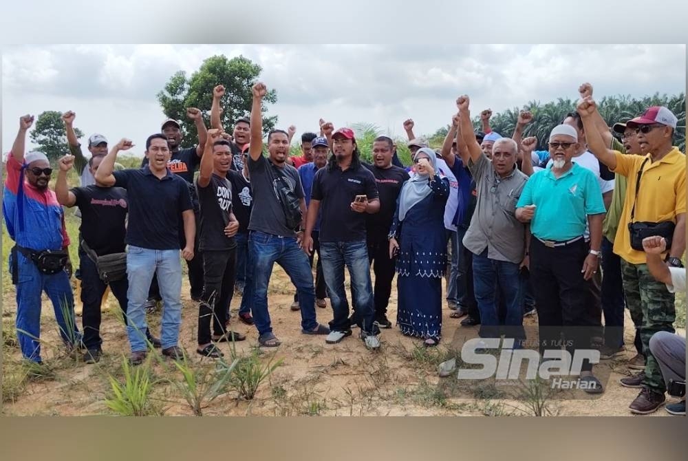 Sebahagian penduduk menyatakan bantahan terhadap projek tapak pelupusan sampah yang akan dibina berhampiran Felda Lok Heng.