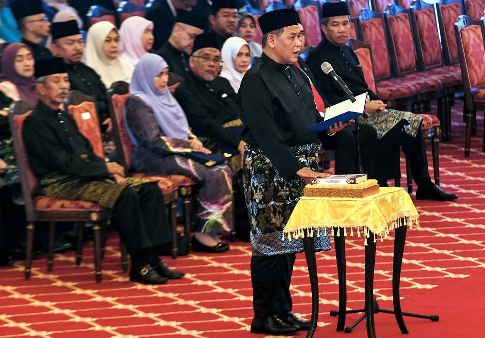 Aminuddin mengangkat sumpah sebagai Menteri Besar Negeri Sembilan di hadapan Yang Dipertuan Besar Negeri Sembilan Tuanku Muhriz Ibni Almarhum Tuanku Munawir
pada Istiadat Penyerahan Watikah, Pelantikan dan Mengangkat Sumpah Menteri Besar Negeri Sembilan di Balairung Seri Istana Besar Seri Menanti pada Isnin. - Foto: Bernama