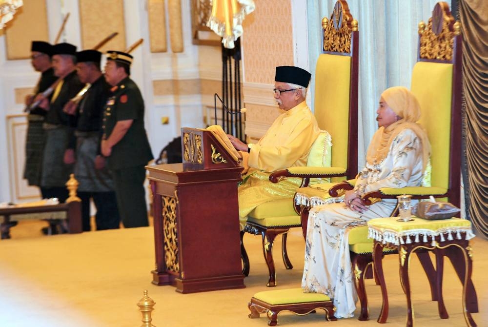 Tuanku Muhriz berkenan bertitah pada Istiadat Penyerahan Watikah, Pelantikan dan Mengangkat Sumpah Menteri Besar Negeri Sembilan di Balairung Seri Istana Besar Seri Menanti pada Isnin - Foto Bernama