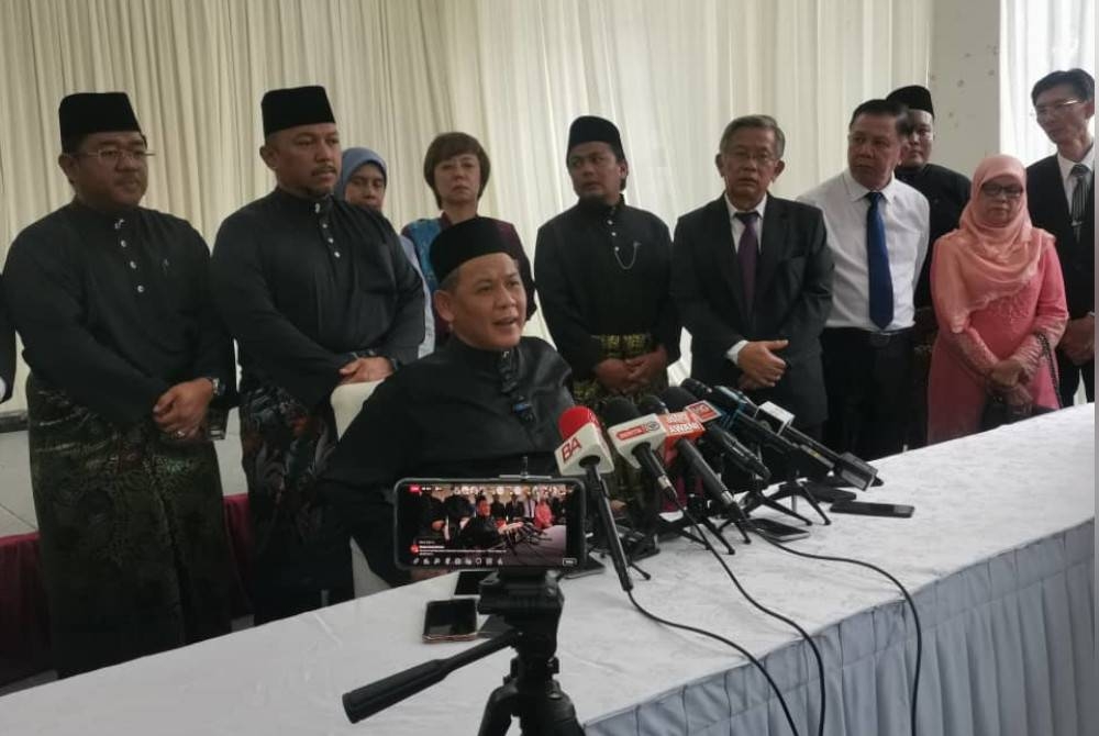 Aminuddin (tengah) pada sidang akhbar di Resort Seri Menanti.