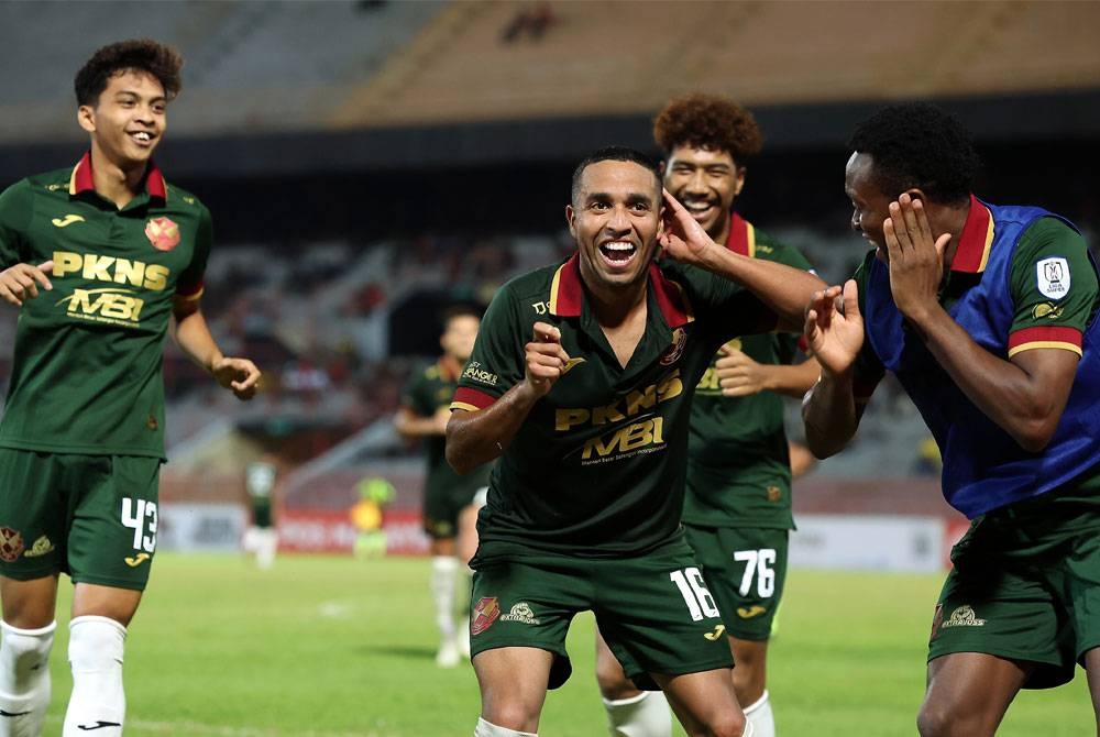 Orozco (dua dari kiri) meraikan jaringannya bersama rakan sepasukan ketika menentang Negeri Sembilan FC pada aksi Liga Super, Selangor menentang Negeri Sembilan di Stadium Tuanku Abdul Rahman, Paroi pada Isnin. - Foto: Bernama