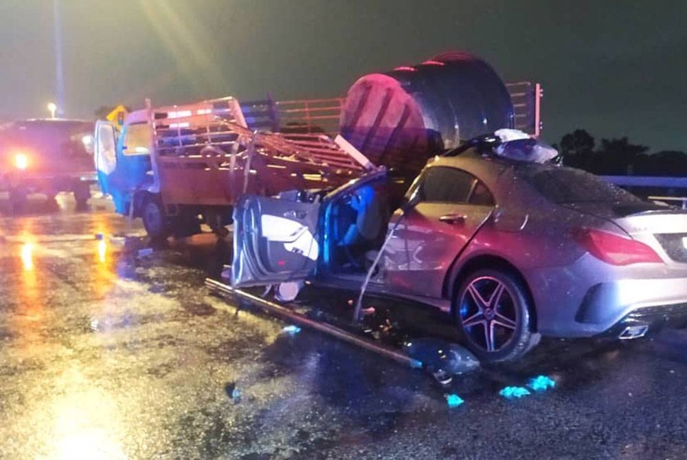 Kereta dinaiki tiga individu terlibat dalam kemalangan jalan raya dengan sebuah lori di Jalan Song Ban Keng, Taman Sri Rambai, Bukit Mertajam pada pagi Selasa.