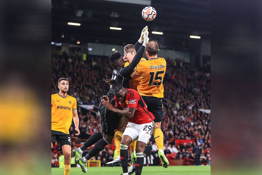 Insiden ketika aksi Manchester menentang Wolves di Old Trafford. - Foto Agensi