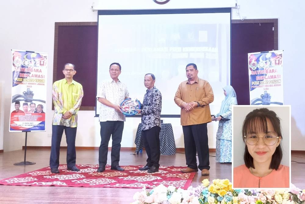 Hasni (tiga dari kiri) menyampaikan hadiah Sayembara Deklamasi Puisi Kemerdekaan Peringkat Negeri Johor di SMK Parit Betak, Benut. (Gambar kecil: Huey Mei)