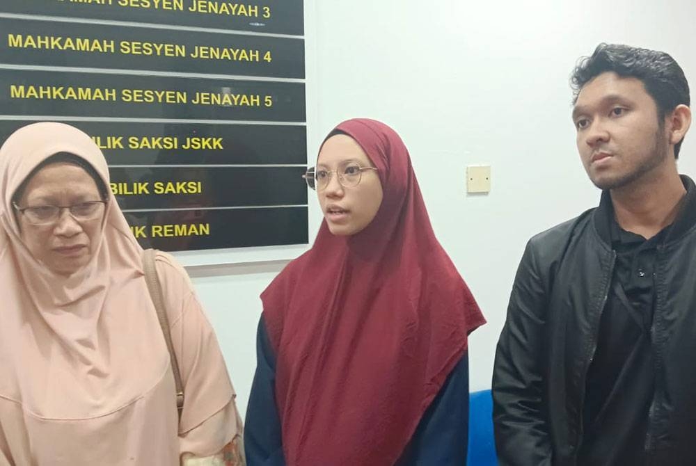 Farah Dayana (tengah) bersama suaminya, Muhamad Rashideen ketika ditemui di Mahkamah Sesyen Johor Bahru pada Selasa.