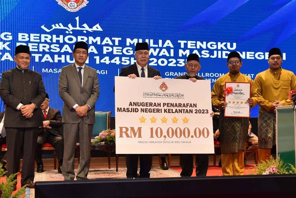 Ahli Jawatankuasa Masjid Muhammadi menerima wang tunai RM10,000 selepas diiktiraf mendapat lima bintang sempena penarafan masjid.