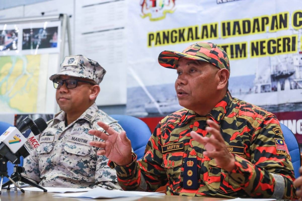 Nor Arifin ketika sidang akhbar berkaitan beberapa buah kontena atas kapal kargo yang dalam pelayaran ke Pelabuhan Klang di sini. 