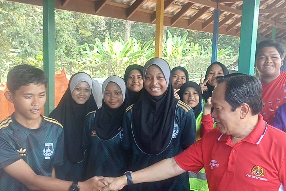 Ahmad (kanan) bersalaman dengan peserta Kejohanan Majlis Sukan Sekolah Daerah (MSSD) Pontian di SMK Tan Sri Osman Mohd Sa&#039;at pada Selasa.