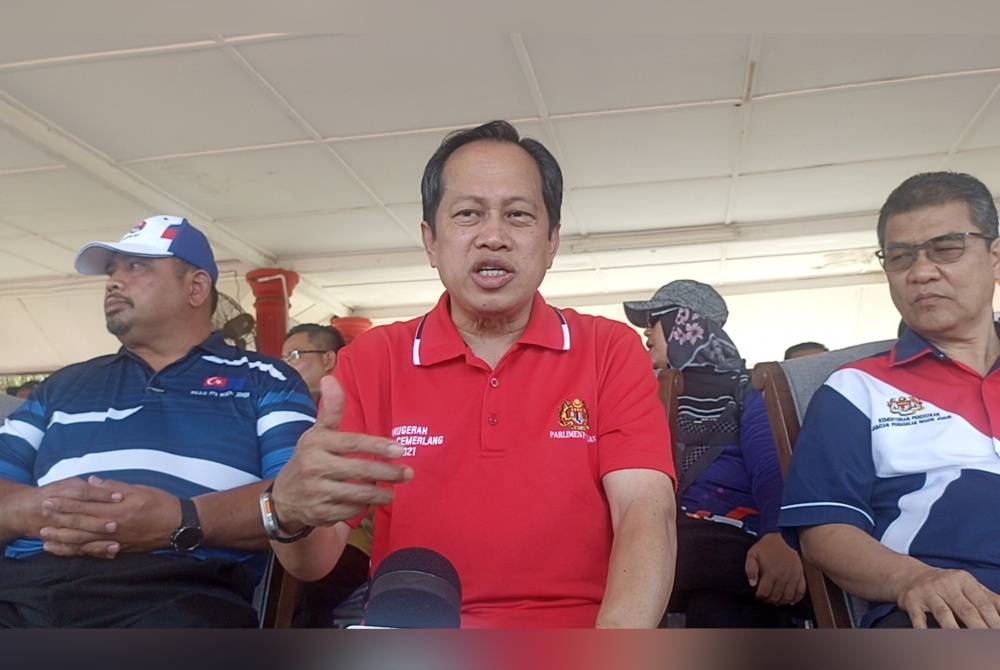 Ahmad (tengah) pada sidang akhbar selepas sesi tinjauan dan program ramah mesra bersama MSSD Pontian di SMK Tan Sri Osman Mohd Sa’at, pada Selasa.