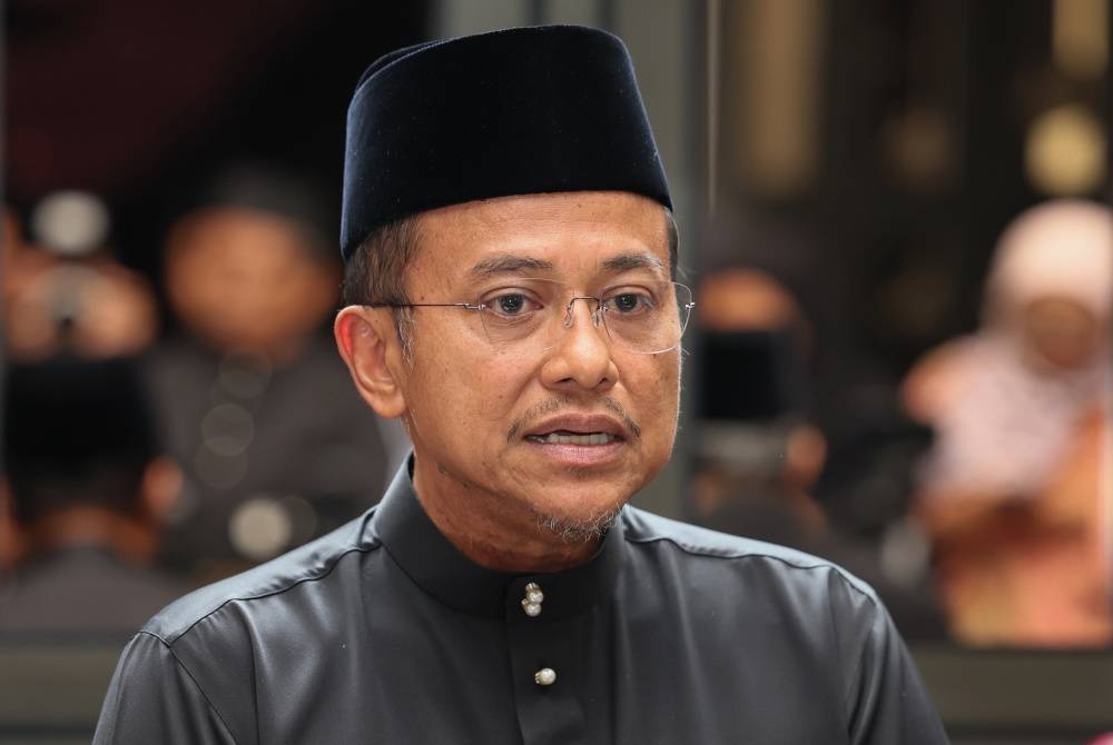 Menteri Besar Terengganu Datuk Seri Dr Ahmad Samsuri Mokhtar pada sidang media selepas mengangkat sumpah sebagai Menteri Besar Terengganu bagi penggal kedua di Istana Syarqiyyah di Chendering pada Selasa. - Foto Bernama