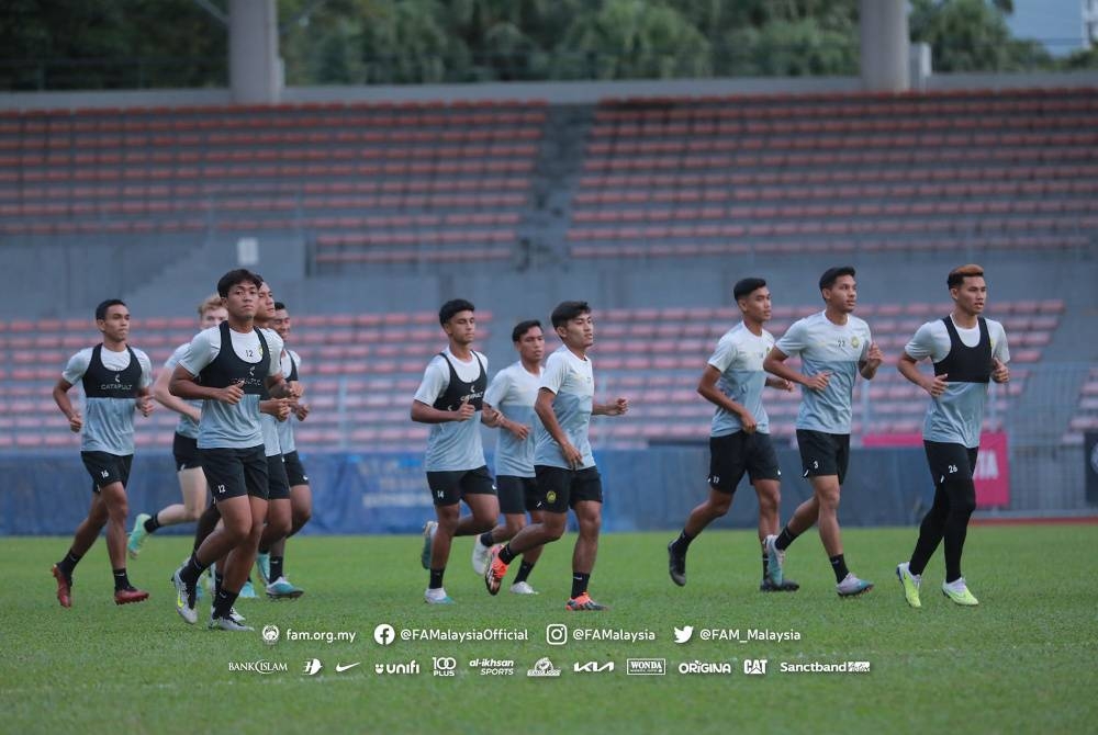 Skuad Harimau Malaya B-23 kendalian E. Elavarasan meneruskan hari kedua kem latihan pusat bagi menghadapi Kejuaraan B-23 AFF 2023 di Rayong, Thailand, 17 hingga 26 Ogos ini. - Foto Facebook FAM