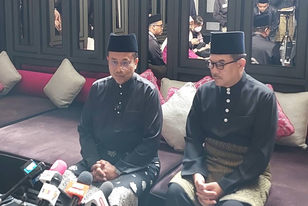 Ahmad Samsuri (tengah) pada sidang akhbar selepas mengangkat sumpah sebagai Menteri Besar di Istana Syarqiyyah.