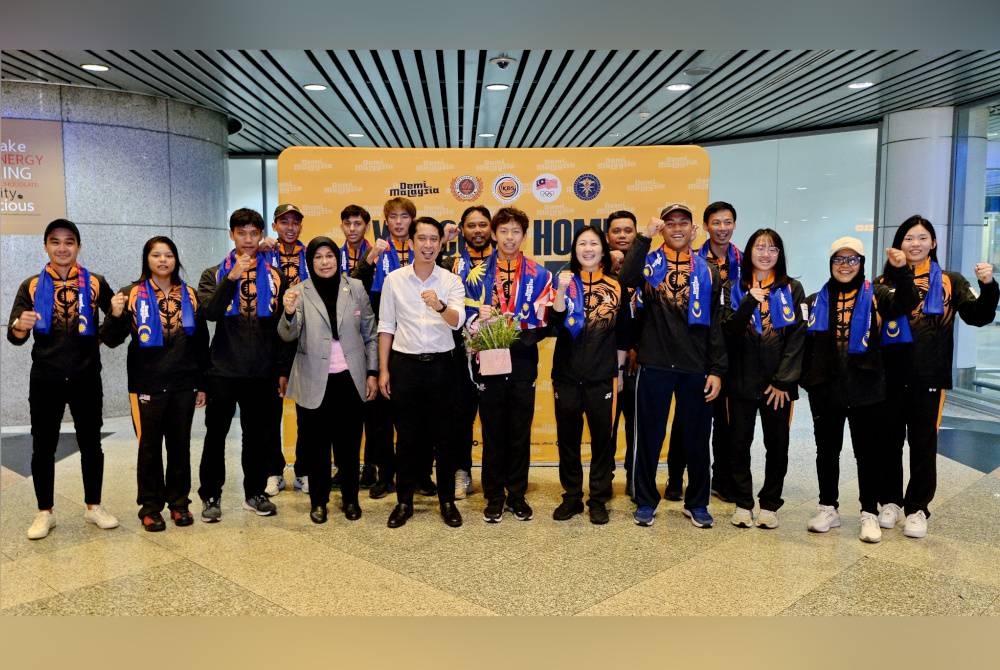 Adam Adli bersama atlet remaja yang mengalas cabaran negara di Trinbago 2023 baru-baru ini. - Foto Majlis Sukan Negara Malaysia