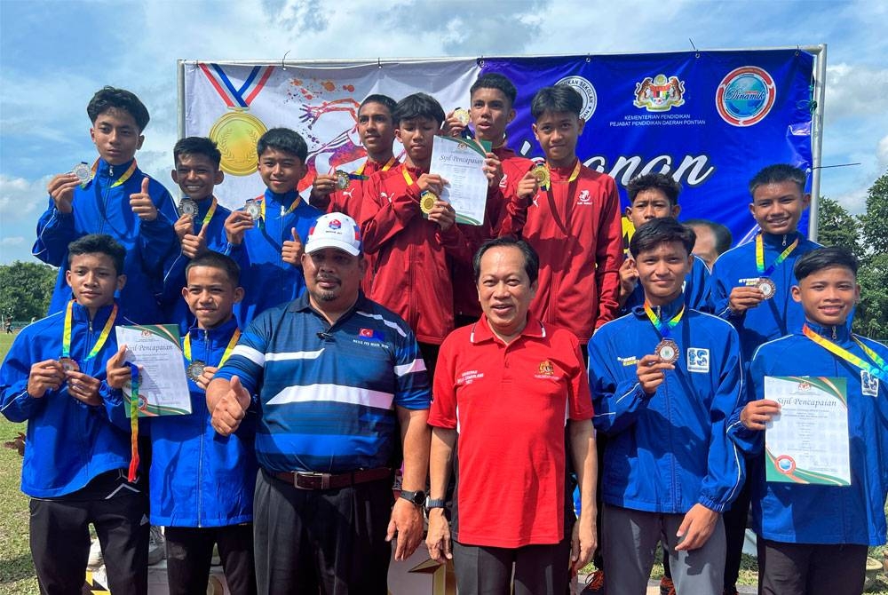 Timbalan Menteri Kewangan 1, Datuk Seri Ahmad Maslan (depan tiga, kanan) bergambar bersama pemenang acara Larian 4x100 Meter Lelaki Bawah 14 Tahun semasa Tinjauan dan Program Ramah Mesra Timbalan Menteri Kewangan 1 bersama Majlis Sukan Sekolah Daerah (MSSD) Pontian di sini hari ini. - Foto: Bernama