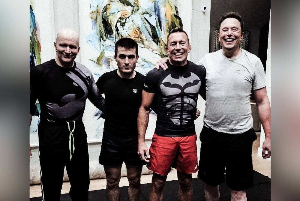 Elon Musk (kanan) bergambar dengan legenda UFC, Georges St-Pierre sekitar Julai lalu. - Foto Agensi