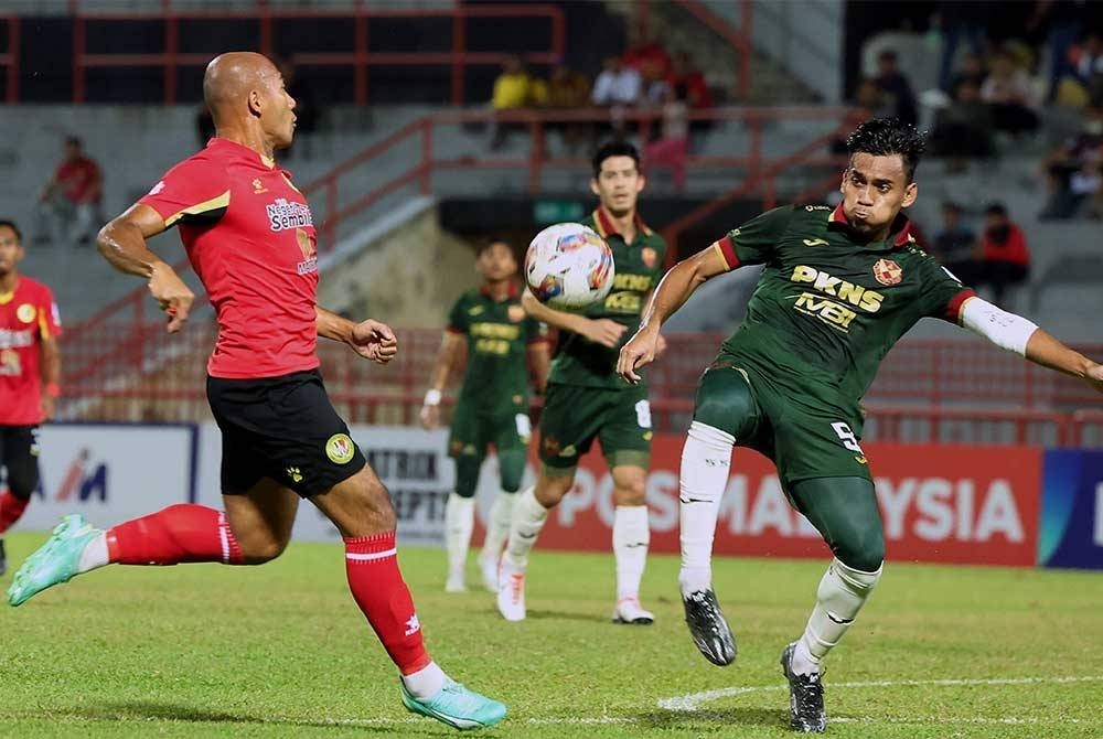 Harith Haiqal (kanan) bersaing dengan Mahali Jasuli dalam aksi Liga Super, Selangor menentang Negeri Sembilan di Stadium Tuanku Abdul Rahman, Paroi.