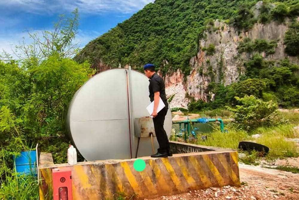 KPDN Perak merampas 12,000 liter minyak diesel bersubsidi hasil serbuan di sebuah kilang memproses batu kapur di Keramat Pulai Industrial Park pada Selasa. - Foto: KPDN Perak