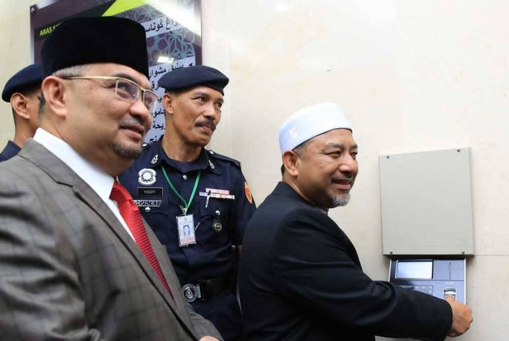 Mohd Nassuruddin (kanan) melaporkan diri pada hari pertama sebagai Menteri Besar di Kompleks Darulnaim, Kota Bharu pada Rabu.